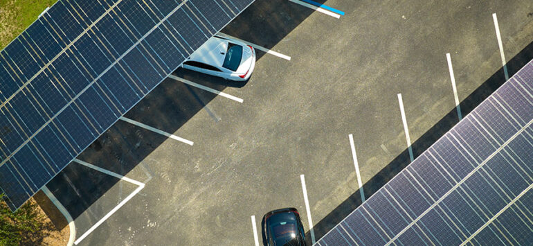 Napelemes autótároló